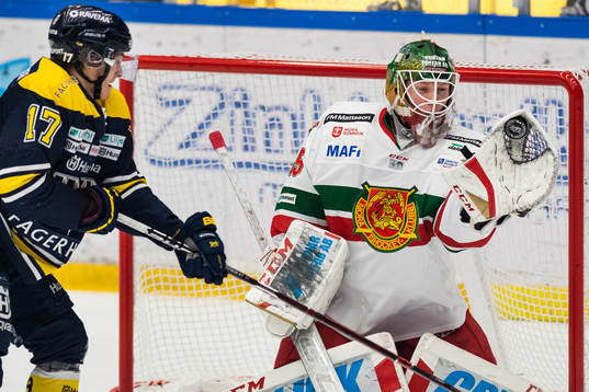 s Isac Brännström ser Moras målvakt Isak Wallin plocka