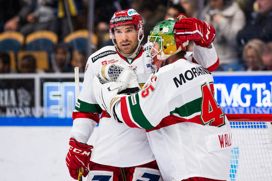 Moras Andrew Rowe kramar om och jublar med målvakt Isak