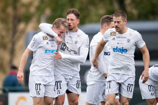 Oskarshamns Emil Skogh och Sonny Karlsson jublar efter 0-1 målet