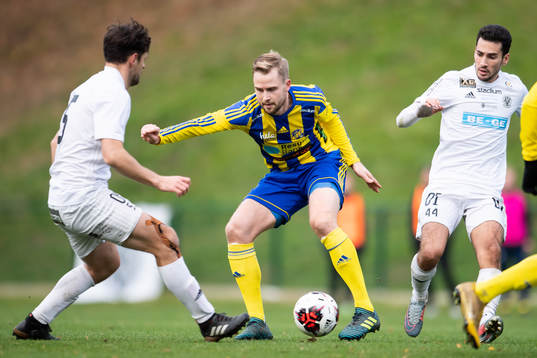 Eskilsminnes Marcus Andersson mellan Oskarshamns Mergim Smakolli och William Kvist