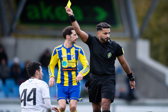 Domare Mohamed Nabisi varnar Oskarshamns William Kvist