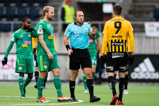 Domare Kaspar Sjöberg talar med Dalkurds Markus