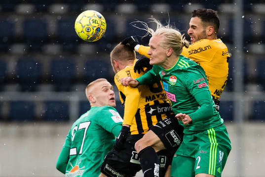 Dalkurds Henrik Löfkvist i en nickduell med Häckens