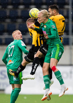 Dalkurds Henrik Löfkvist i en nickduell med Häckens