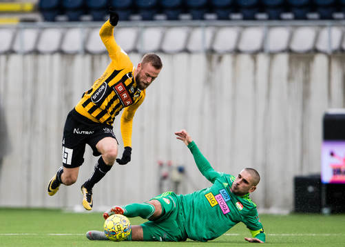 Häckens Alexander Faltsetas i kamp om bollen med Dalkurds