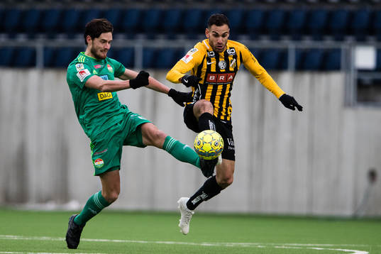 Dalkurds Robin Tranberg i kamp om bollen med Häckens Mervan Celik