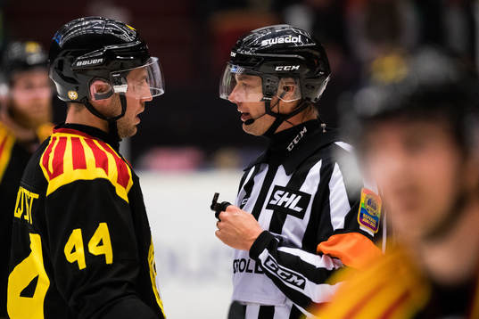 Brynäs Jacob Blomqvist talar med domare Mikael Andersson