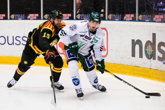 Brynäs Simon Bertilsson i kamp om pucken med Färjestads