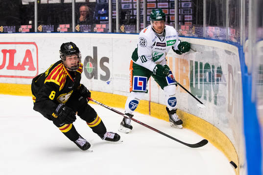 Brynäs Victor Söderström i kamp om pucken med