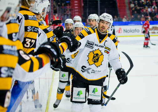 Skellefteås Jimmie Ericsson jublar vid 0-2