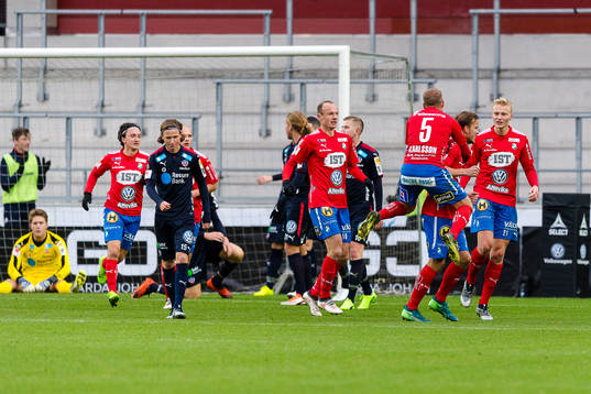 Östers Månz Karlsson och Stefan Karlsson jublar efter mål 4-4