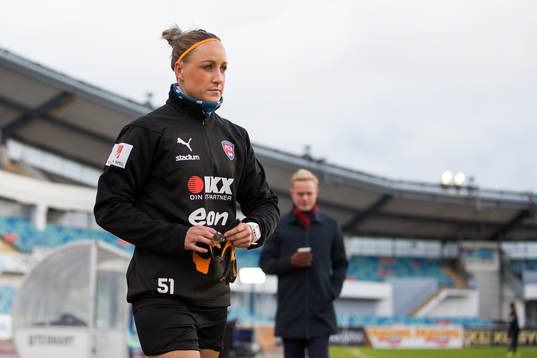 Rosengårds Sanne Troelsgaard Nielsen på väg ut för att