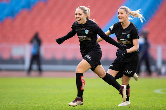 Göteborgs Elin Rubensson och Olivia Schough jublar efter 1-0