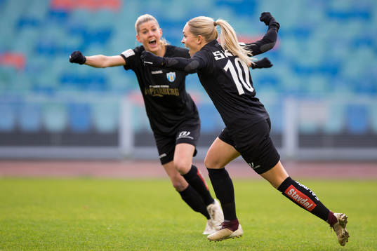 Göteborgs Elin Rubensson jublar ihop med Olivia Schough