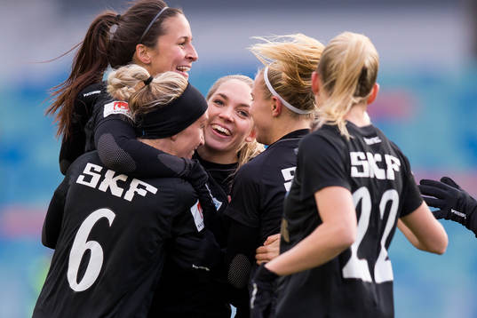 Göteborgs Elin Rubensson jublar ihop med lagkamrater