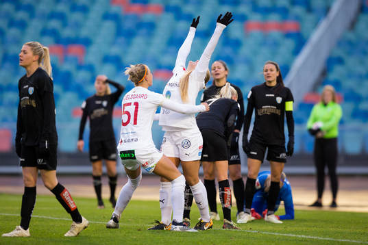 Rosengårds Lisa-Marie Utland jublar ihop med Sanne
