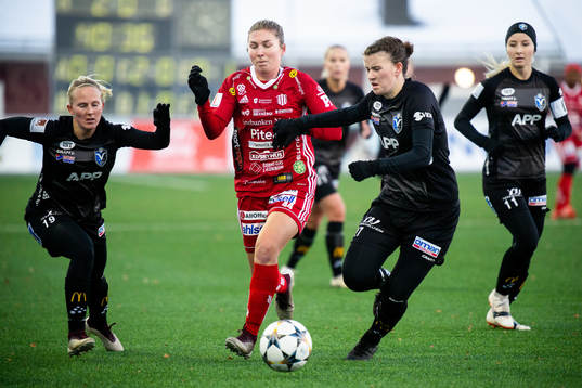 Piteås Jo Blankenship i närkamp med Växjös Frida Boriero och Emma Andersson 