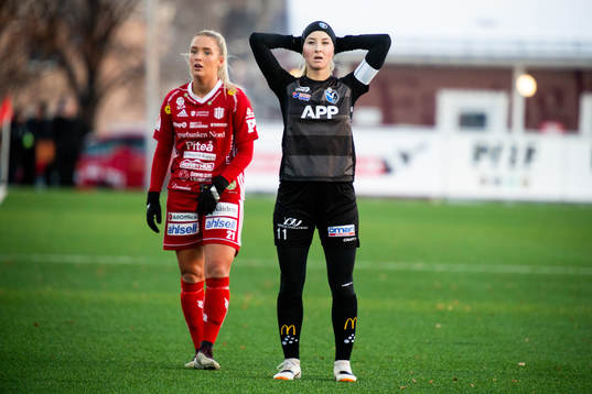 Piteås Ronja Aronsson  i närkamp med Växjös Jonna Ståhl 