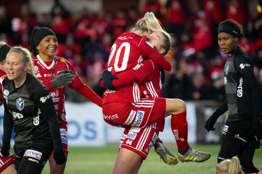  Piteås Jo Blankenship och Emelie Lövgren jublar efter 3-1