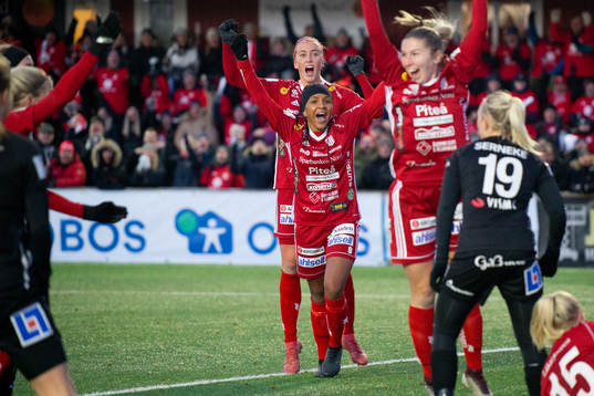  Piteås Julia Karlenäs, Madelen Janogy och Jo Blankenship jublar efter 3-1