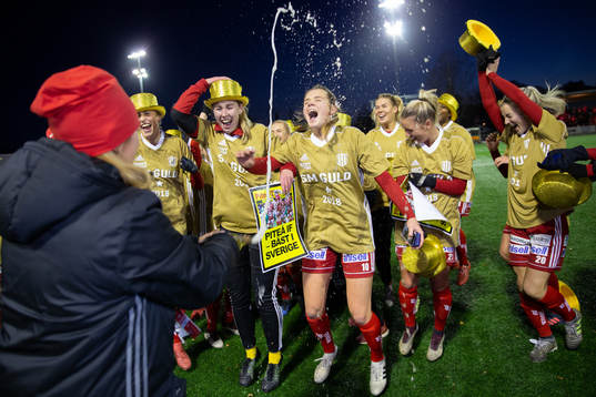  Piteås spelare jublar