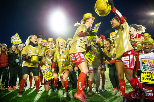 Piteås Julia Karlenäs och Madelen Janogy  firar SM-guld