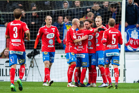 Östers Simon Helg  jublar med lagkamrater efter 1-1-målet