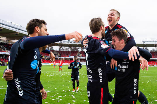 Helsingborgs Darijan Bojanic, Rasmus Jönsson och Adam Eriksson jublar efter att Rasmus Jönsson gjort 1-4-målet
