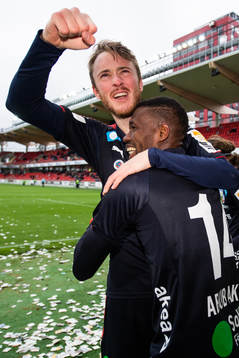 Helsingborgs Rasmus Jönsson och Mohammed Abubakari jublar efter 1-3-målet