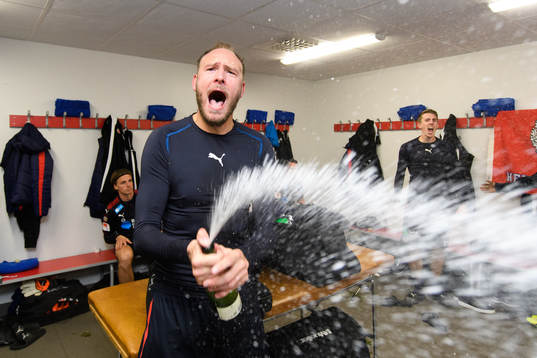 Helsingborgs Andreas Granqvist jublar i omklädningsrummet