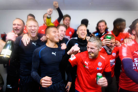 Helsingborgs Andreas Granqvist, Markus Holgersson, Jonathan Larsson, Adam Eriksson, Andri Runar Bjarnason och målvakt Daniel Andersson jublar i omklädningsrummet över det allsvenska avancemanget nästa år