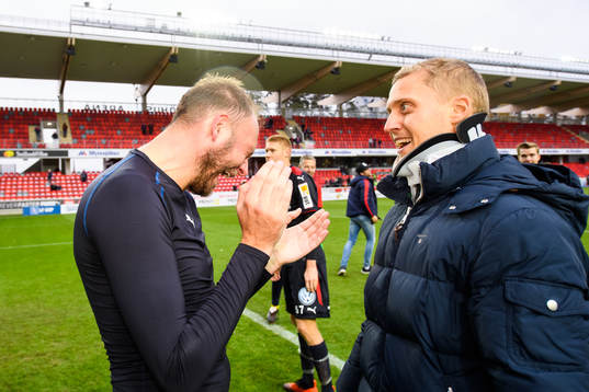 Helsingborgs Andreas Granqvist och skadade målvakten Pär Hansson jublar över det allsvenska avancemanget nästa år