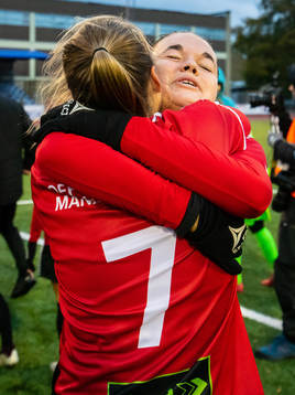 LB07s spelare Anna Welin (t.v) jublar tillsammans med Anna Björk Kristjansdottir (t.h)