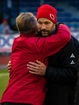 LB07s tränare Otto Persson kramas om