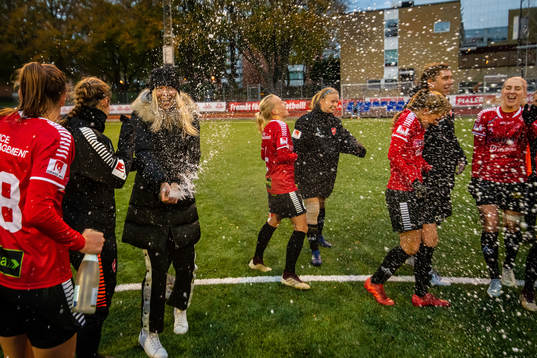 LB07s spelare jublar