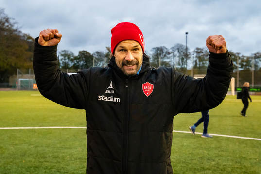LB07s tränare Otto Persson jublar