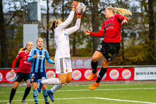LB07s Raker Hönnudottir i kamp om bollen med Djurgårdens
