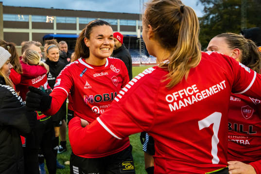 LB07s spelare Anna Welin (t.v) jublar tillsammans med Anna Björk Kristjansdottir (t.h)
