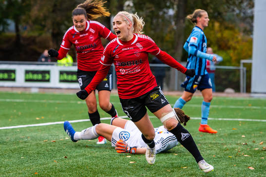 LB07s Malin Winberg jublar efter 1-0