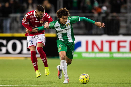 Kalmars Filip Sachpekidis i kamp om bollen med Hammarbys