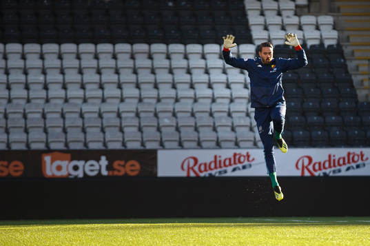 Djurgårdens målvakt Tommi Vaiho värmer upp