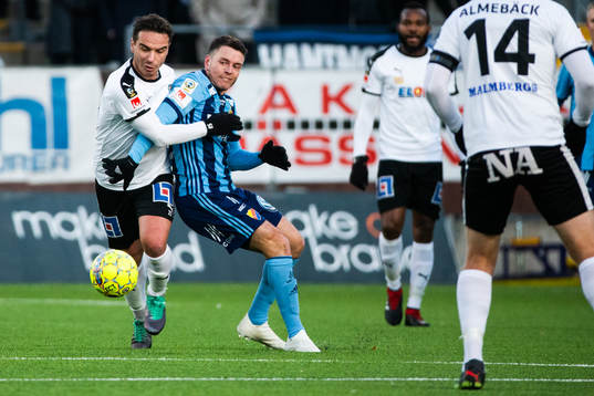 Örebros Nordin Gerzic och Djurgårdens Kerim Mrabti i kamp