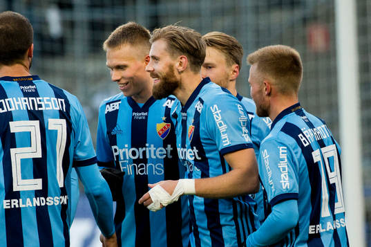 Djurgårdens Niklas Gunnarsson och Nicklas Bärkroth jublar vid 0-1 målet