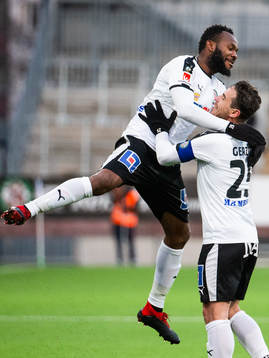 Örebros Michael Junior Omoh och Nordin Gerzic jublar efter 1-1-målet av Gerzic