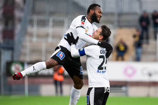 Örebros Michael Junior Omoh och Nordin Gerzic jublar efter 1-1-målet av Gerzic