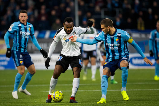 Örebros Michael Junior Omoh och Djurgårdens Erik Johansson