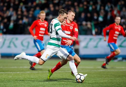 Västerås Filip Tronét i kamp om bollen med Nyköpings