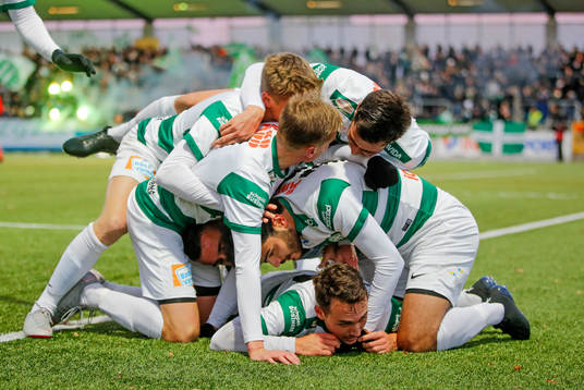 Västerås Filip Tronét jublar med lagkamrater