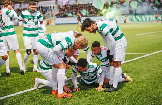 Västerås Filip Tronét jublar med lagkamrater