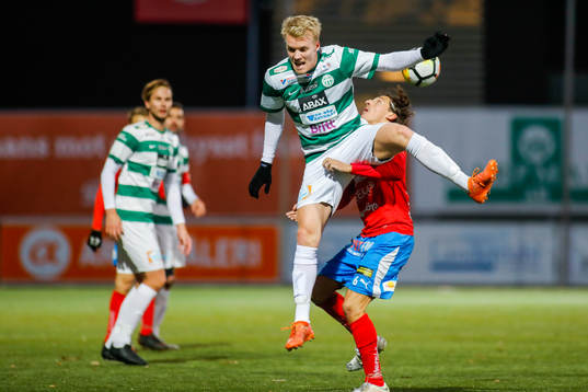 Västerås Simon Johansson i kamp om bollen med Nyköpings